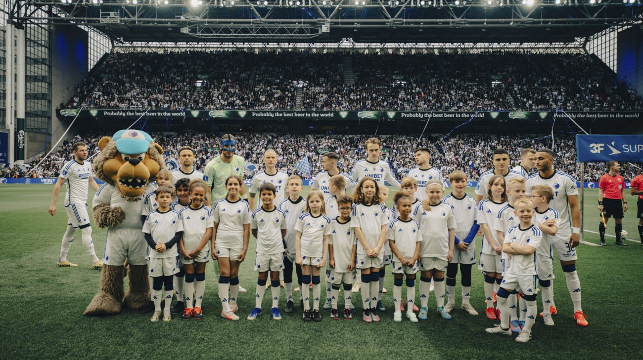 Holdfoto med indmarchbørn fra Klub Leo