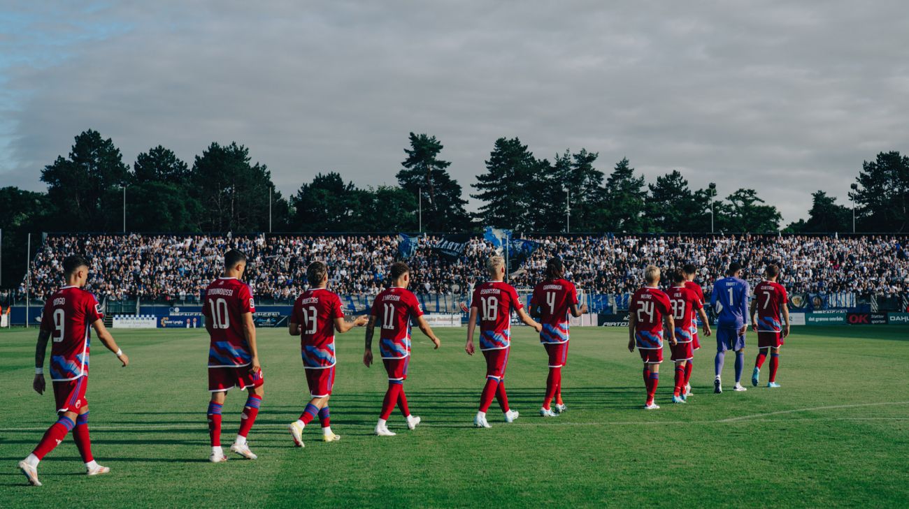 Spillerne går på banen