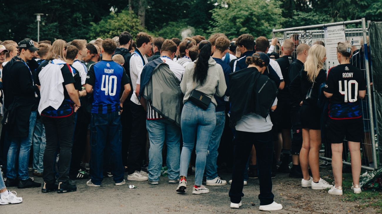 FCK-fans uden for indgangen til udeafsnittet i Lyngby