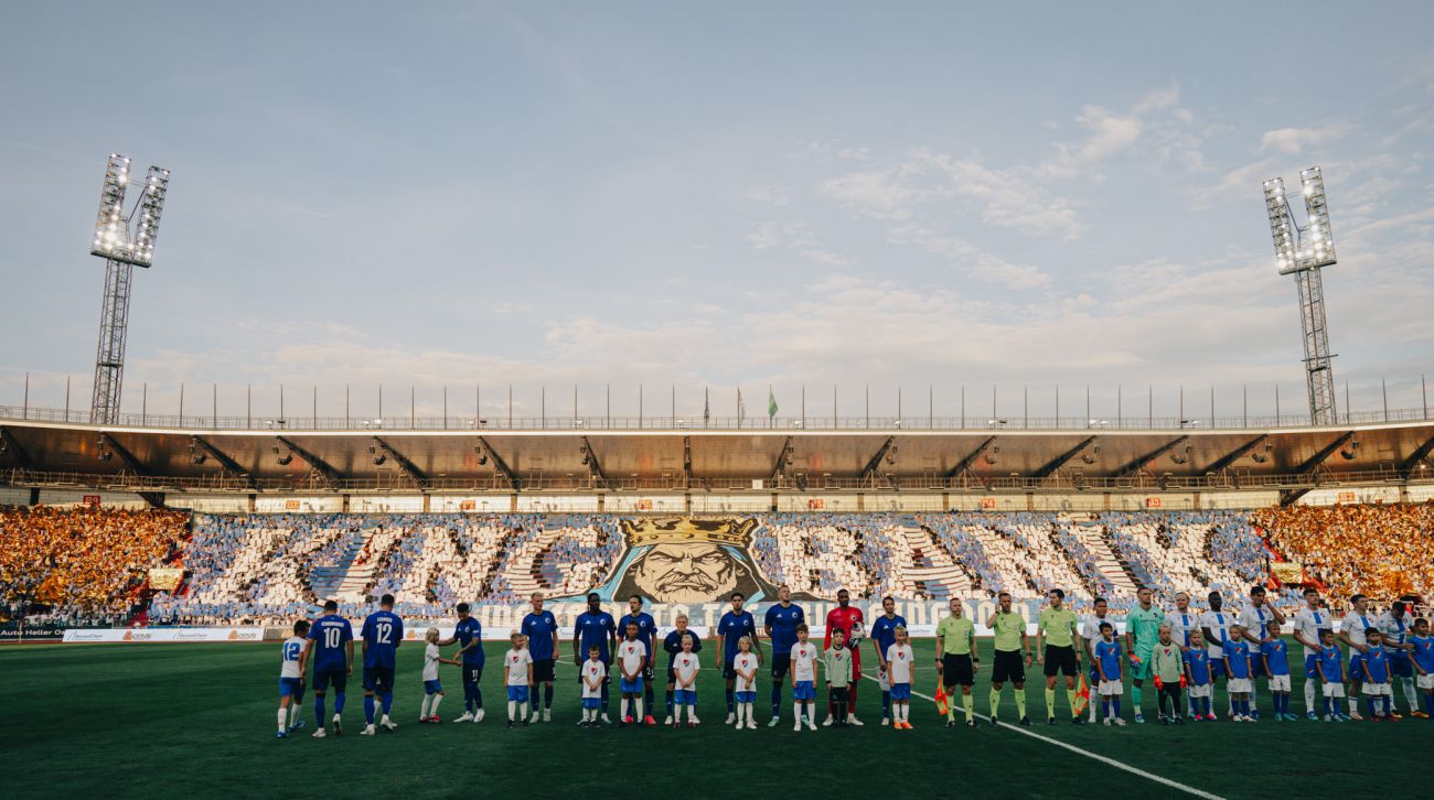 Indmarch på Mestsky Stadion